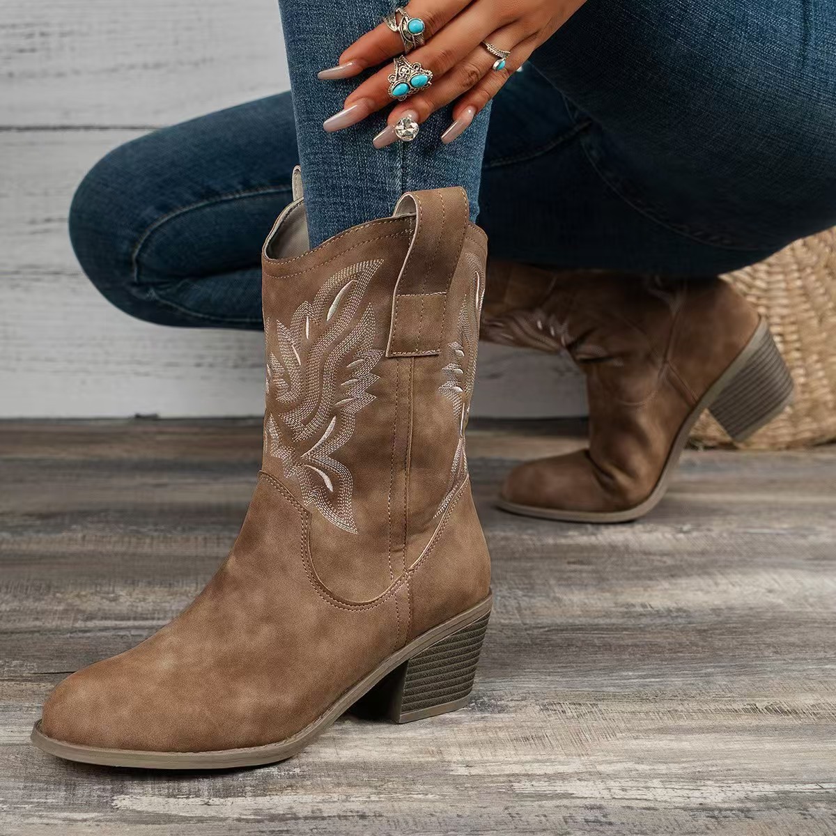 Western Cowgirl Boot - Women Retro Floral Embroidered Cowboy Boots